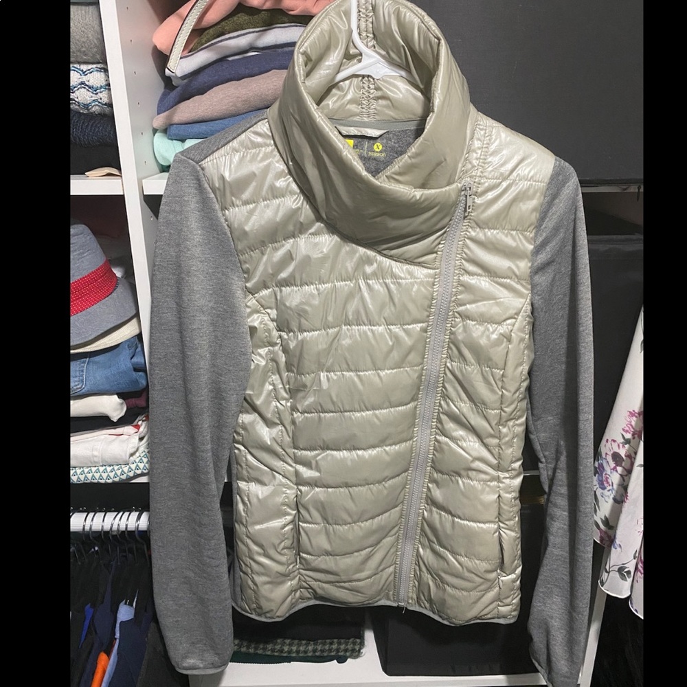 Xersion jacket, size S. Look brand new